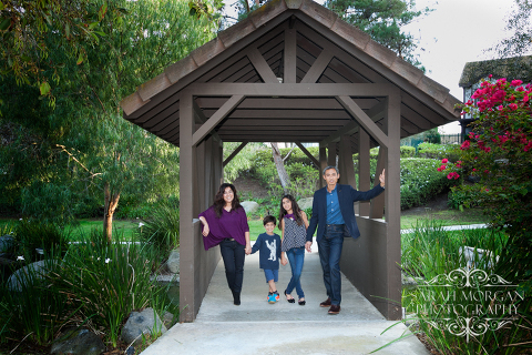 Casual-family-portrait-on-bridge-Tarsa