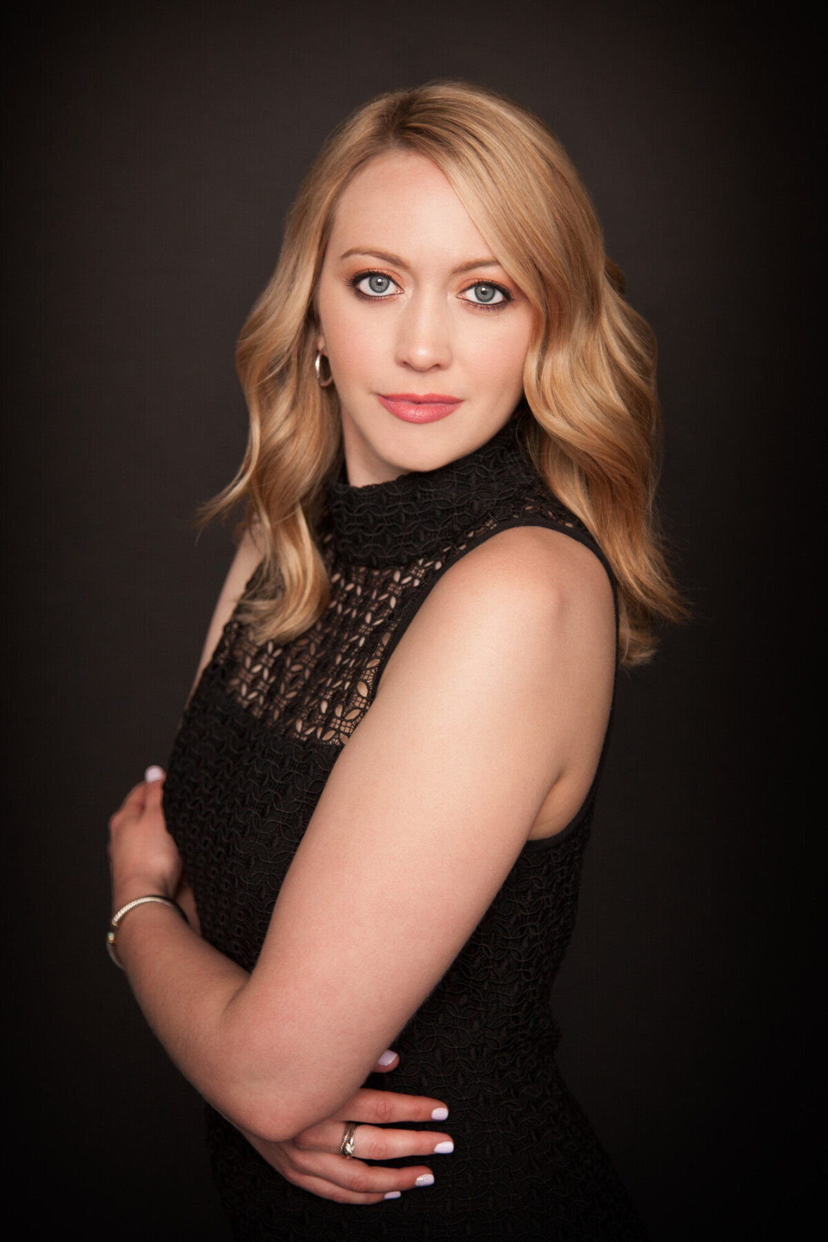Beautiful timeless portraits for women, moms and duaghters, sisters and friends.