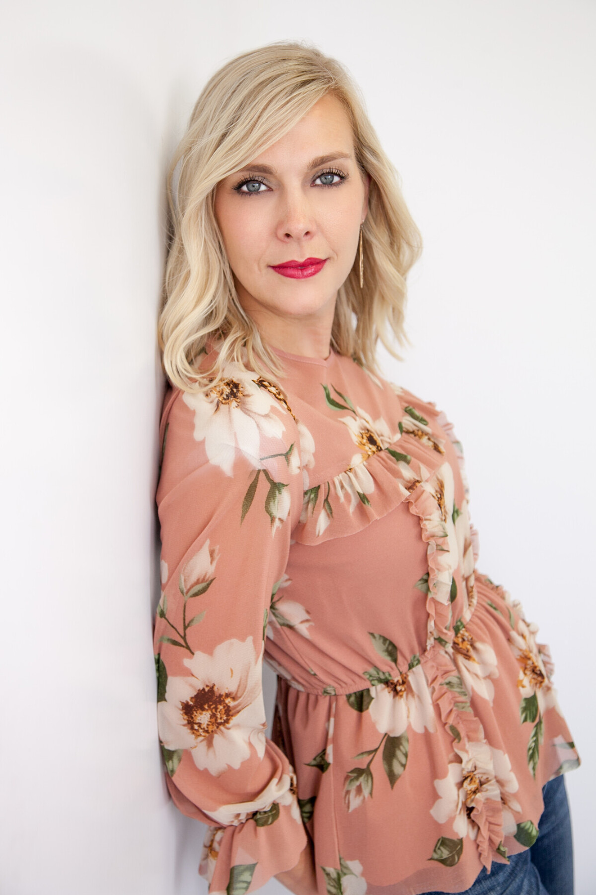 Beautiful timeless portraits for women, moms and duaghters, sisters and friends.